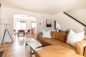 Upscale 3 Bdrm Home close to Downtown and Mountains